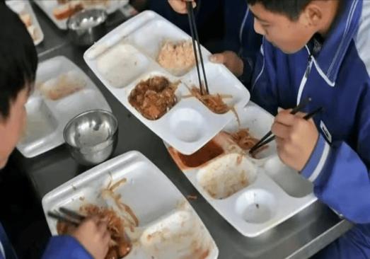 福州闽侯市监局回应“学生餐被调包”报道:针对曝光问题一查到底