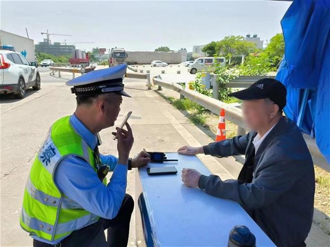 男子深夜高速公路逆行 民警及时处置排除险情