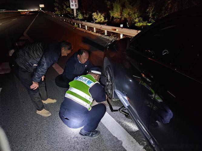 雨天车辆爆胎停滞高速公路 民警及时援助解危急
