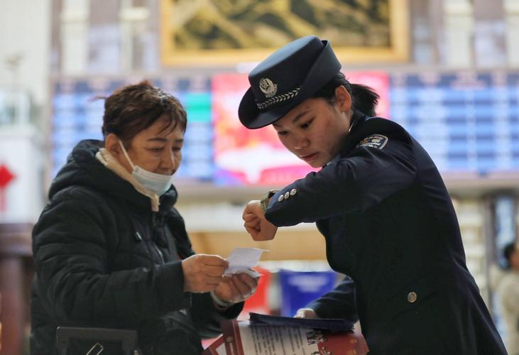 (新春见闻)年轻人新时尚:乘“慢火车”感受乡土中国