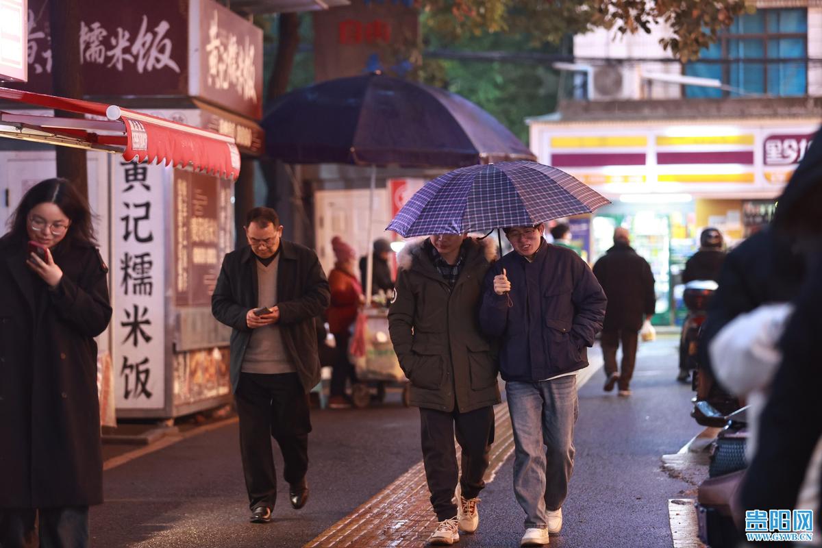 贵州大部分地区气温回升 民众争相“晒太阳”