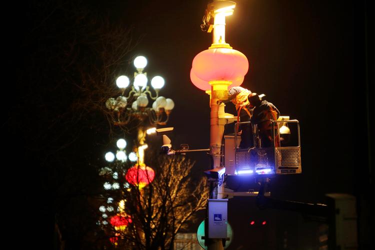 (新春走基层)长安街大红灯笼和中国结全部点亮