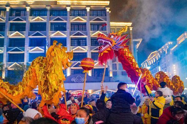 长沙黄兴广场:街头艺人献技 欢喜闹元宵