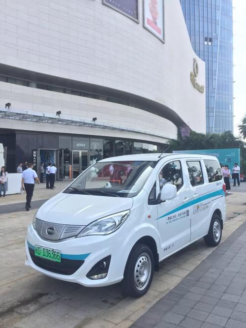 首批“迷你”公交车上岗平谷微循环线路