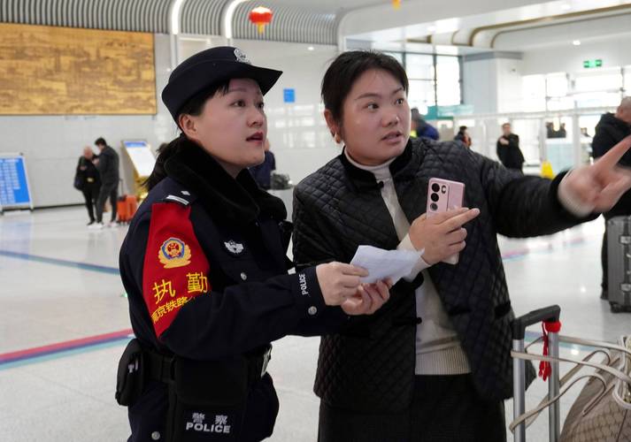 (新春走基层)中老铁路上的警花执勤专班:守边境、迎新春