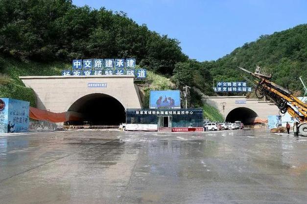 承平高速控制性工程—南火道特长隧道双洞贯通
