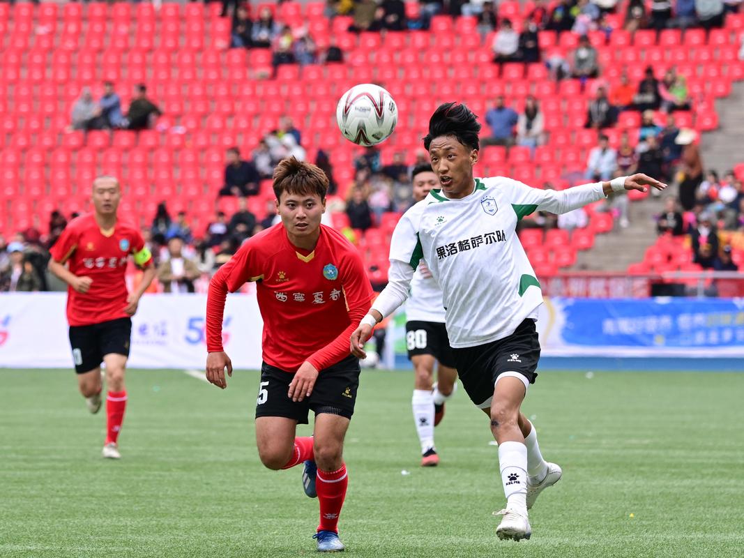 西藏拉萨河畔 青年驰骋高原“村超”足球赛场