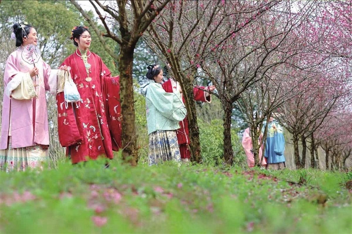 (新春走基层)浙江德清“燕”归蠡山 汉服时尚焕新千年古村