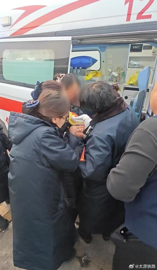 (新春走基层)乘客深夜车站突发哮喘 众人合力施救