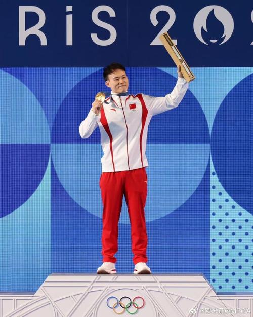 谢思埸奥运跳水男子三米板成功卫冕 妈妈称这块金牌来之不易