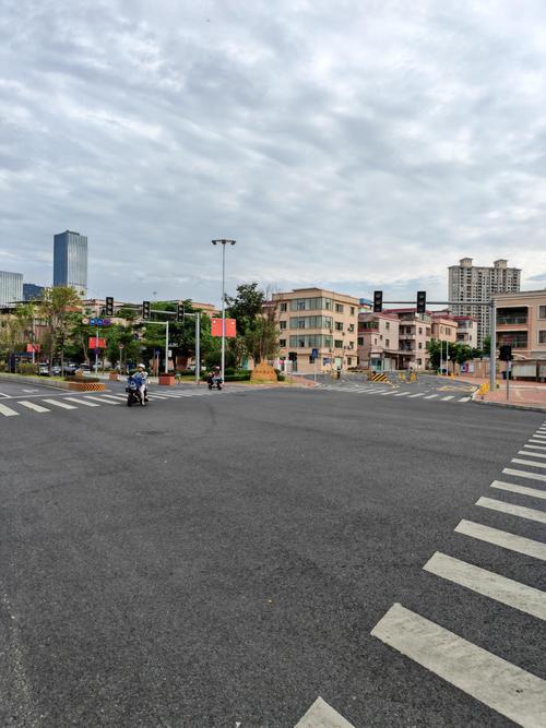 问政海南·办实事|海口环湖路一小区前无红绿灯致居民困扰 交警:调研后综合考虑