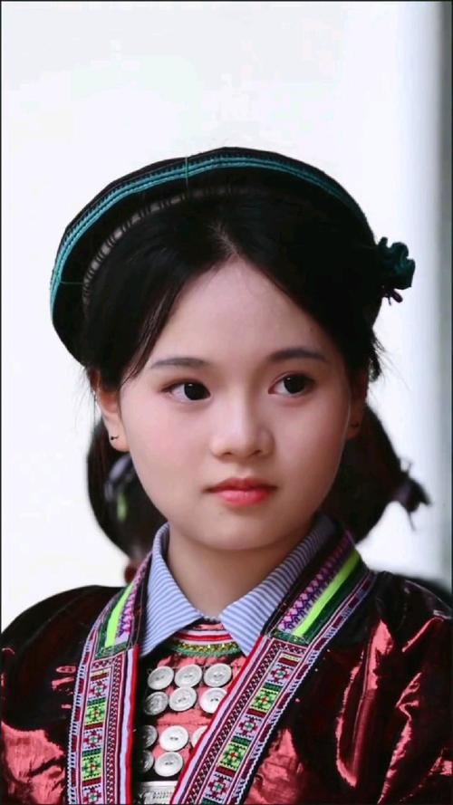 (新春见闻)瑶族姑娘巧手“焕新”五彩衣