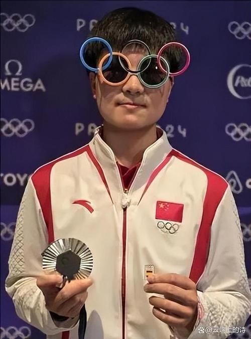 这就是奥运精神!何冰娇带西班牙徽章领奖致敬对手