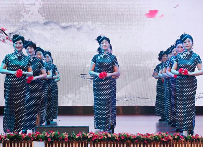 (新春走基层)“90后”老师的“银发教育经”:民间春晚演出变老年大学“期末考”