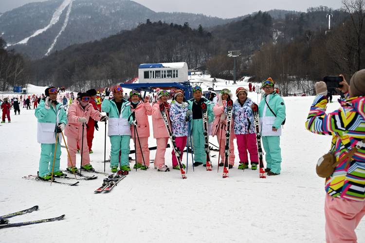 背雪上山→人工造雪 亚布力滑雪场再迎亚冬会