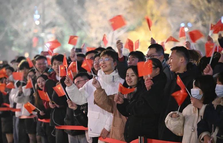 这就是“中国排面”！他们用新年的第一面五星红旗祝福祖国