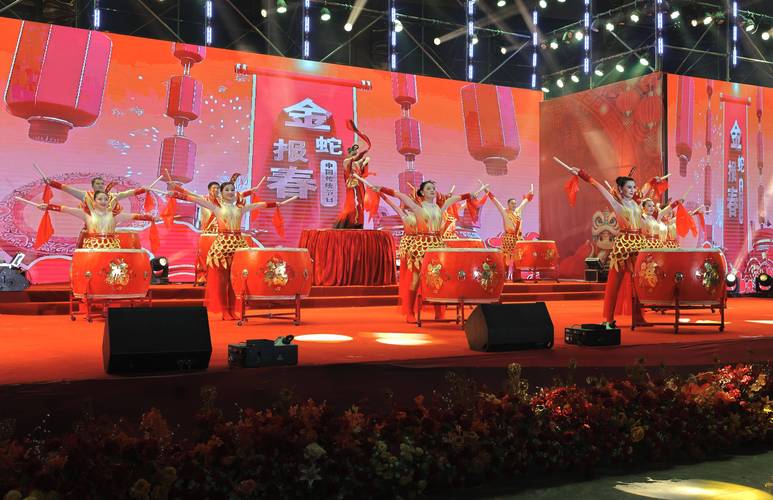 看演出、品美食、赏美景 沉浸式体验传统非遗中国年