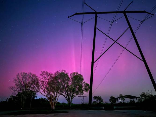 粉色极光闪耀夜空 来自太空的浪漫请查收