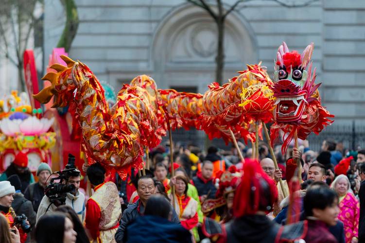 锦绣中国年|伦敦市中心万人空巷庆祝中国龙年春节