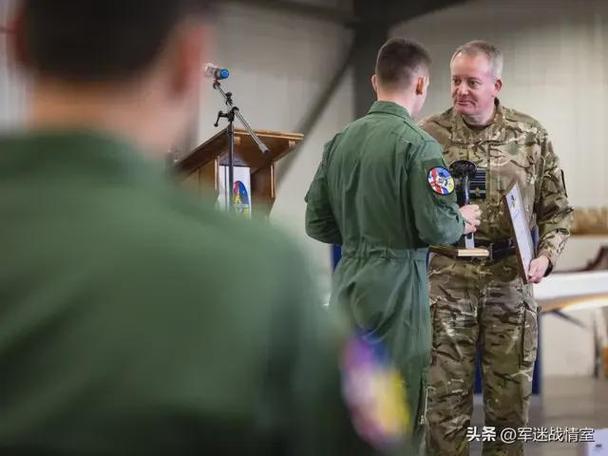 首批10名乌飞行员在英国完成驾驶F-16战斗机基本训练