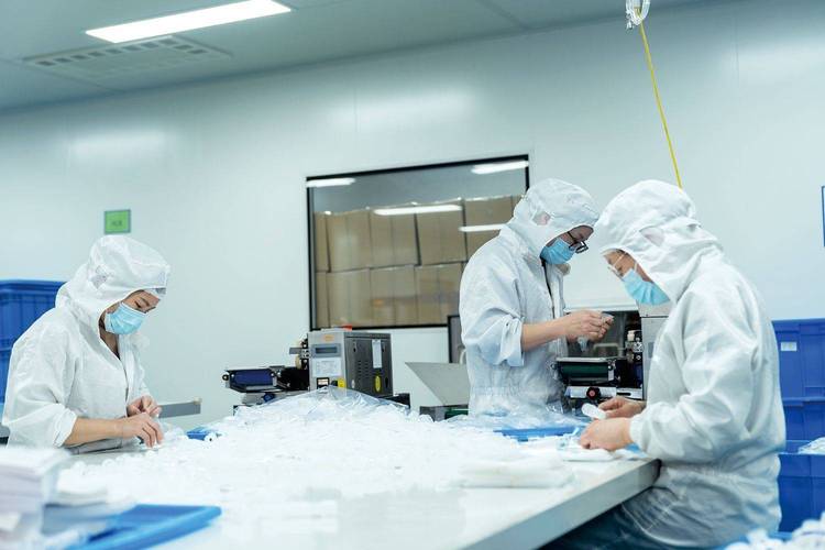 (新春走基层)探访浙江上虞台企生产车间:人机协作加速“开门红”