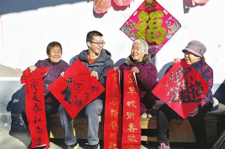 (新春走基层)走进春节文化之乡:春倌说春迎新年 春节老人赐福忙