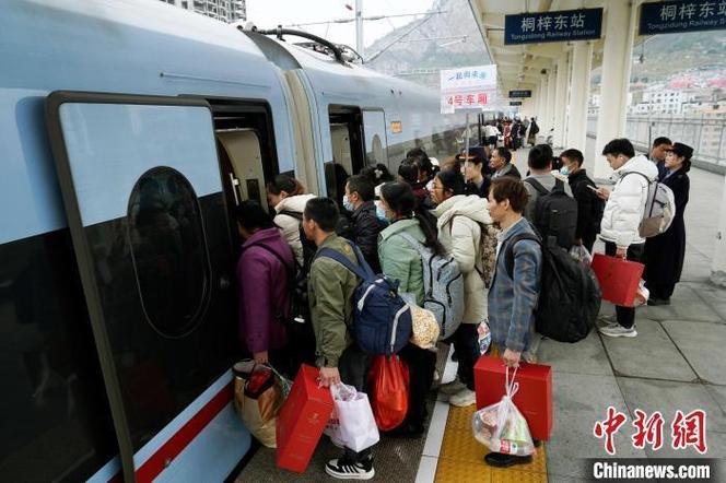 首趟东西部劳务协作免费返岗专列15日从贵州遵义开往广州