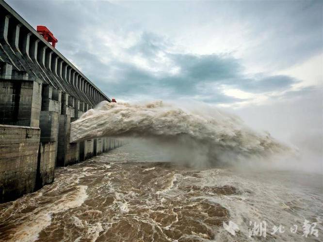 长江流域防汛关键期到来 三峡水库九孔泄洪加紧腾库