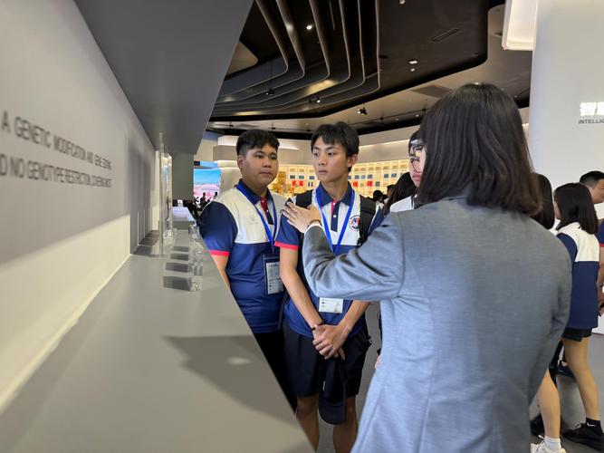 香港关爱校园领袖训练计划考察团走进文昌