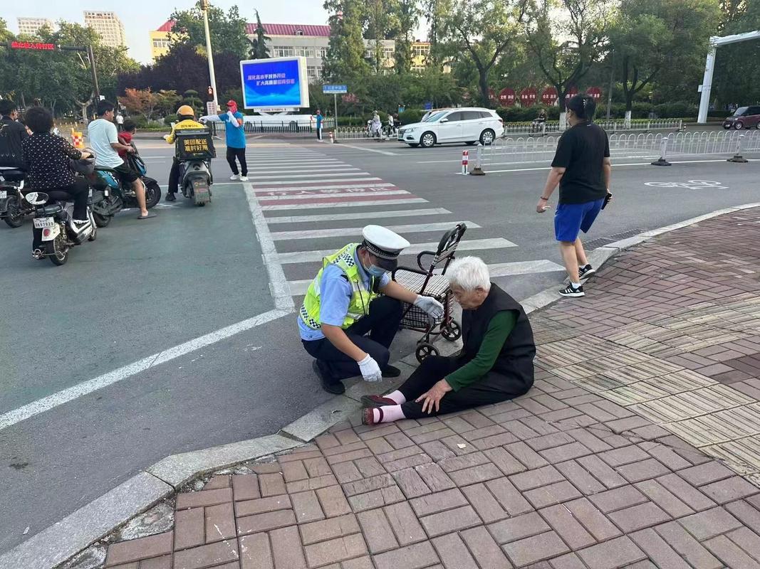 曲靖公安:老人摔倒勇敢扶