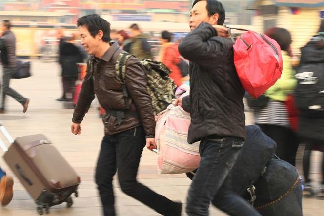 (新春走基层)送上千名员工回家过年 浙江金华一企业连续6年温暖员工返乡路