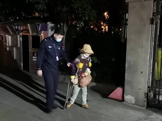 上海八旬阿婆“涉案被通缉”,佯装取现40万元,巧妙化解危机
