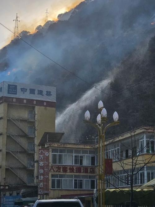 受四川雅江山火影响,沿线高速公路开启261条抢险救援绿色通道