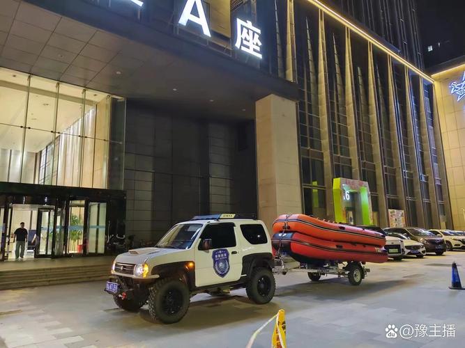 郑州持续降雨,汽车陷入花坛,应急救援队“救”出多辆汽车
