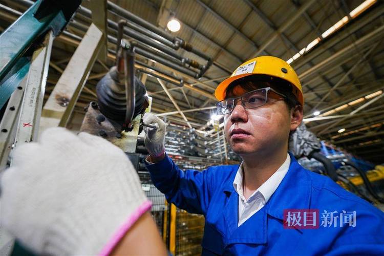 鸡蛋钻孔膜不破!西宁“90”后铁路小哥亮绝活