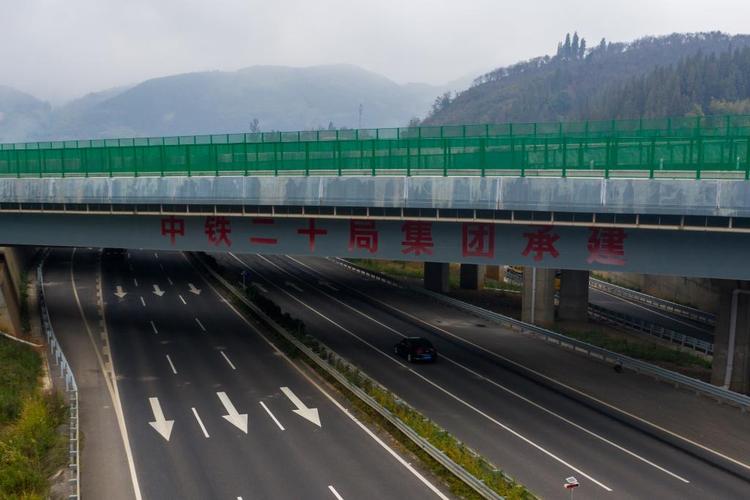 三清高速路面项目掀起大干热潮