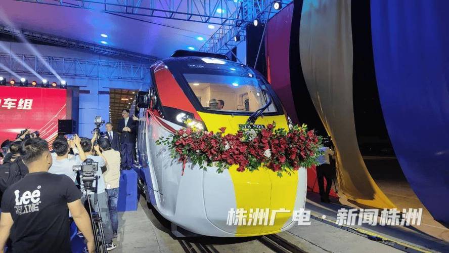 马来西亚新型米轨动车组株洲下线