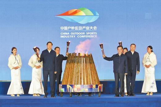 高志丹会见世界泳联主席