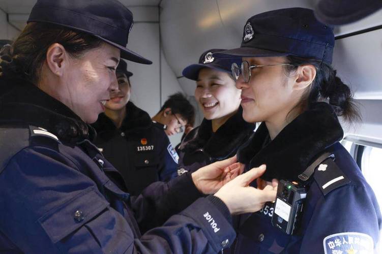 (新春走基层)铁路乘警任旭晖:穿上这身制服我就感觉有劲!