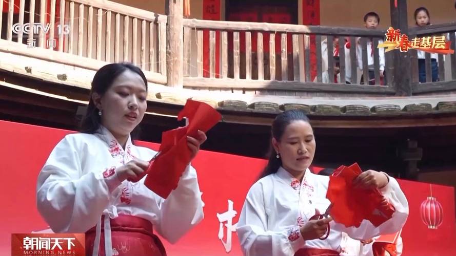 非遗、混搭、农产品时装秀 这场土楼“村晚”洋气着嘞!