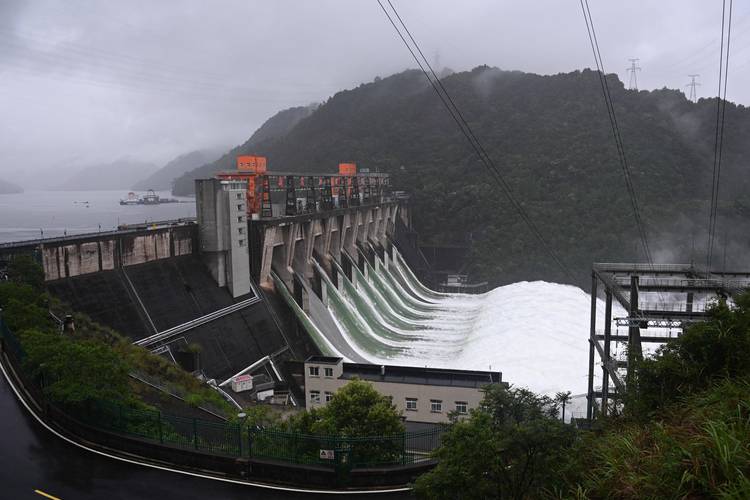 浙江新安江水库开闸泄洪