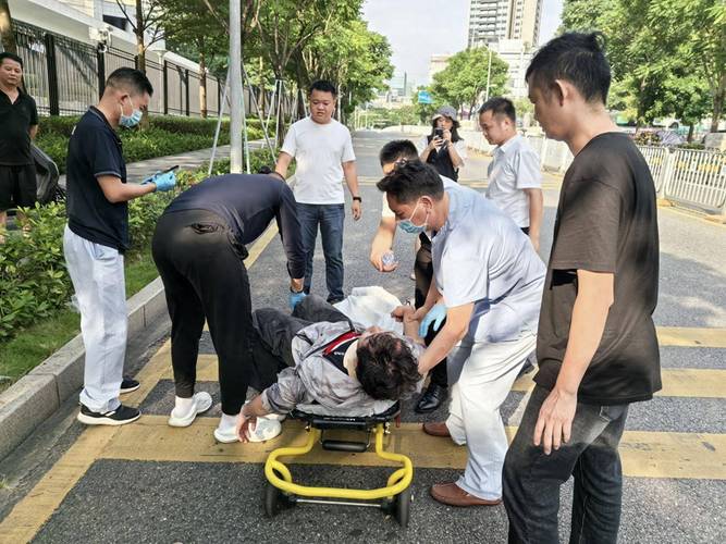 男子在车上突然倒地 海口公交司机和乘客紧急救助