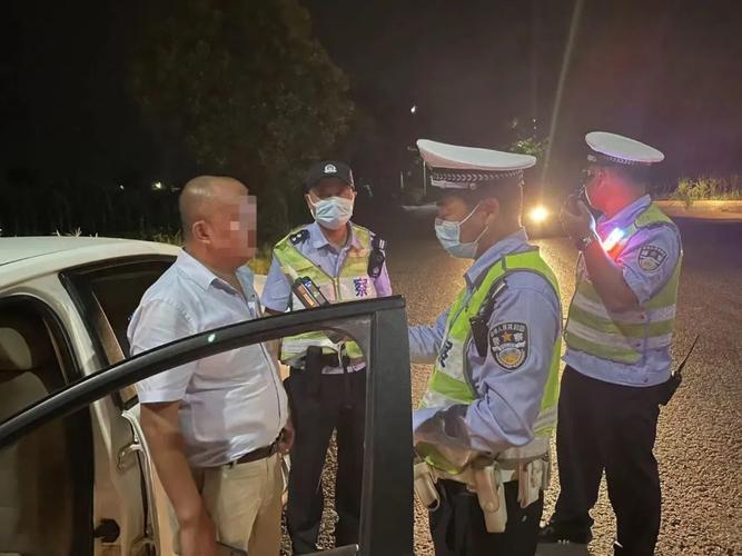 龙岗交警开展夏季行动 严查酒驾不放松