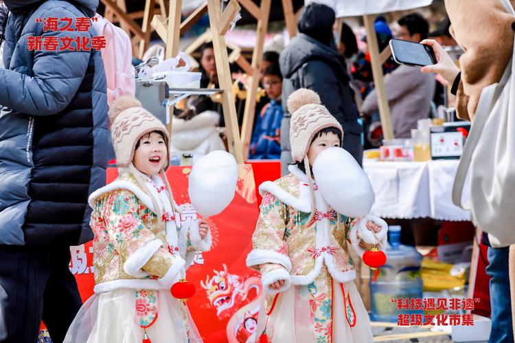 (神州写真)蛇年非遗文创热 春节市集“尝味”AI糖画