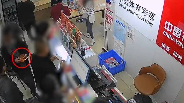 男子盗窃34张彩票,中奖“银手镯”一副