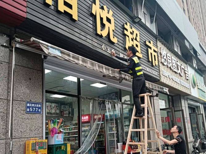 顺义区杨镇出实招整治广告牌匾标识,守护群众“头顶上的安全”