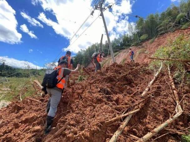 道路打通、持续搜救 湖南八面山瑶族乡救援进展→