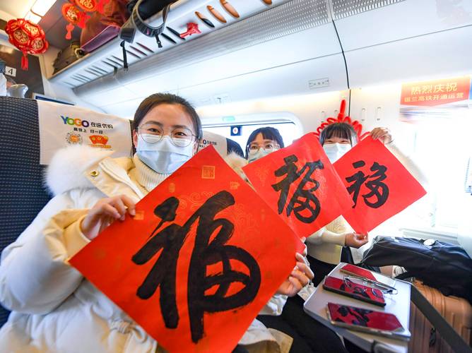 (新春走基层)“直播带货”进列车:带上“乡味”回家去