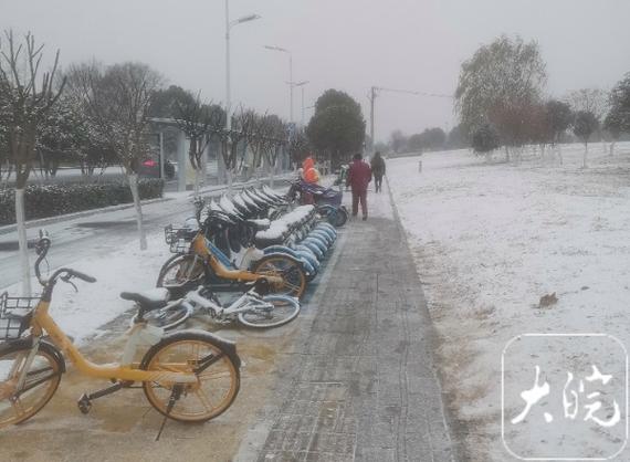 记者跟随市民体验雪天上班路:冒雪步行太费时,地铁换乘与平时相差不大