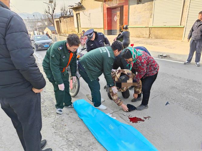 车翻冒烟人被困、散步摔倒流血不止 海口公安交警救助群众很暖心